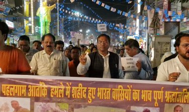 मंडला में पहलगाम हमले के शहीदों को श्रद्धांजलि:भाजपा कार्यकर्ताओं ने निकाला कैंडल मार्च, सांसद कुलस्ते बोले- वाड्रा का बयान आतंकियों को प्रोत्साहित करता है