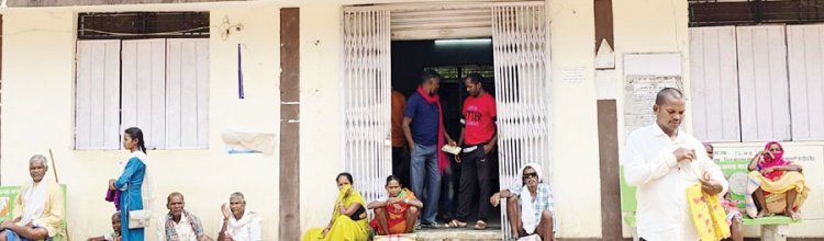 जिला सहकारी बैंक में भीषण गर्मी में पानी और छांव तक नहीं