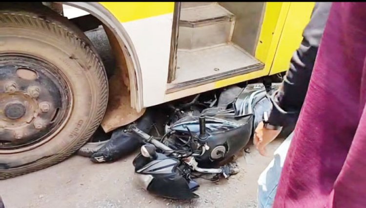 सिग्नल पर रुकी बाईकों को यात्री बस ने रौंदा, एक की मौत, चार घायल