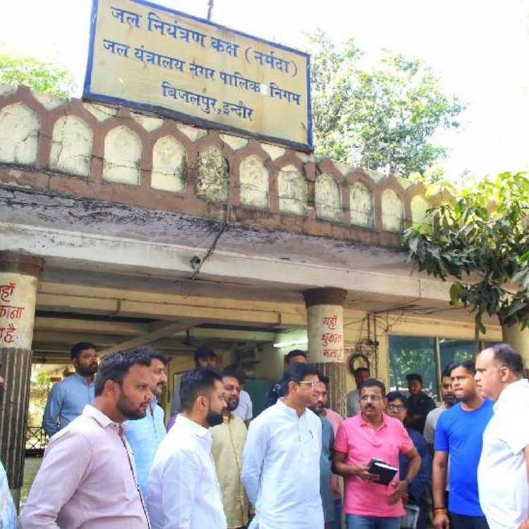 महापौर ने बिजलपुर नर्मदा पंप स्टेशन पर औचक निरीक्षण किया:बोले- पानी बांटने में कोई भी अधिकारी-पार्षद पक्षपात न करे, मेरे लिए पूरा शहर समान