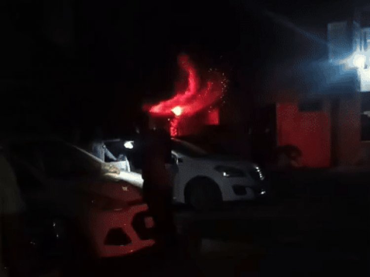 भोपाल में बाइक शोरूम के वर्कशॉप में आग:4 दमकल-टैंकरों से एक घंटे में पाया काबू; अंदर रखा सामान जलकर राख