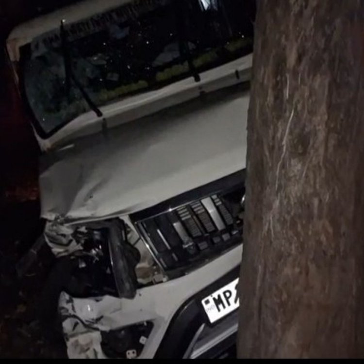 अनूपपुर में बोलेरो-बाइक की टक्कर:दो युवकों की मौत, एक ने मौके पर दम तोड़ा, दूसरे ने अस्पताल में