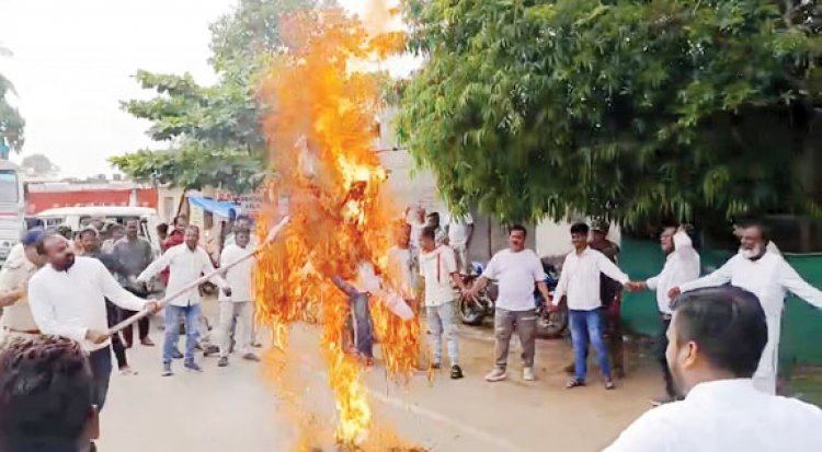 विजय शाह के विवादित बयान पर विरोध प्रदर्शन, कांग्रेस ने पुतला फूंका