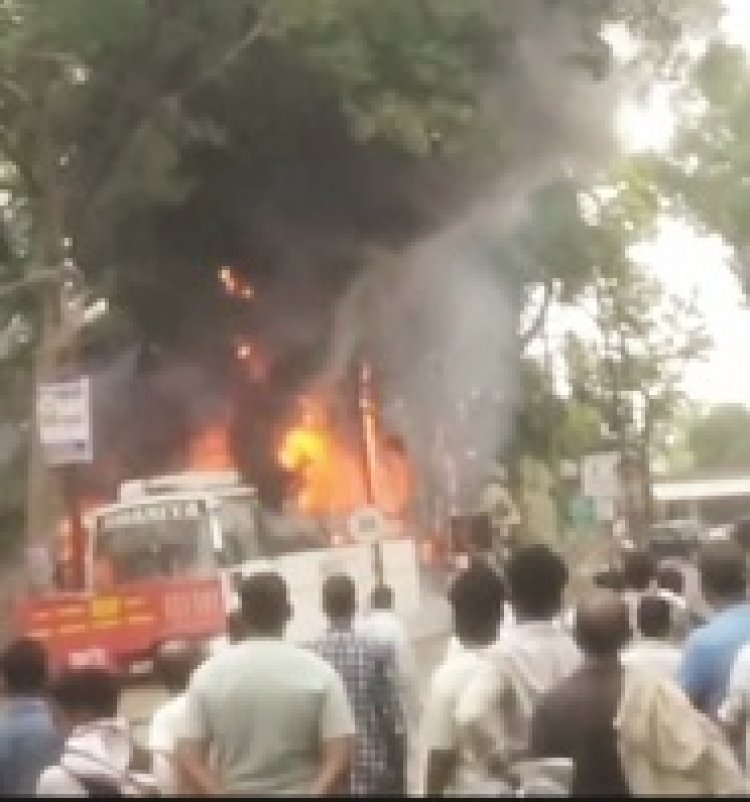 सडक़ किनारे खड़ी दो बसों में लगी आग, एक पूरी तरह जल गई