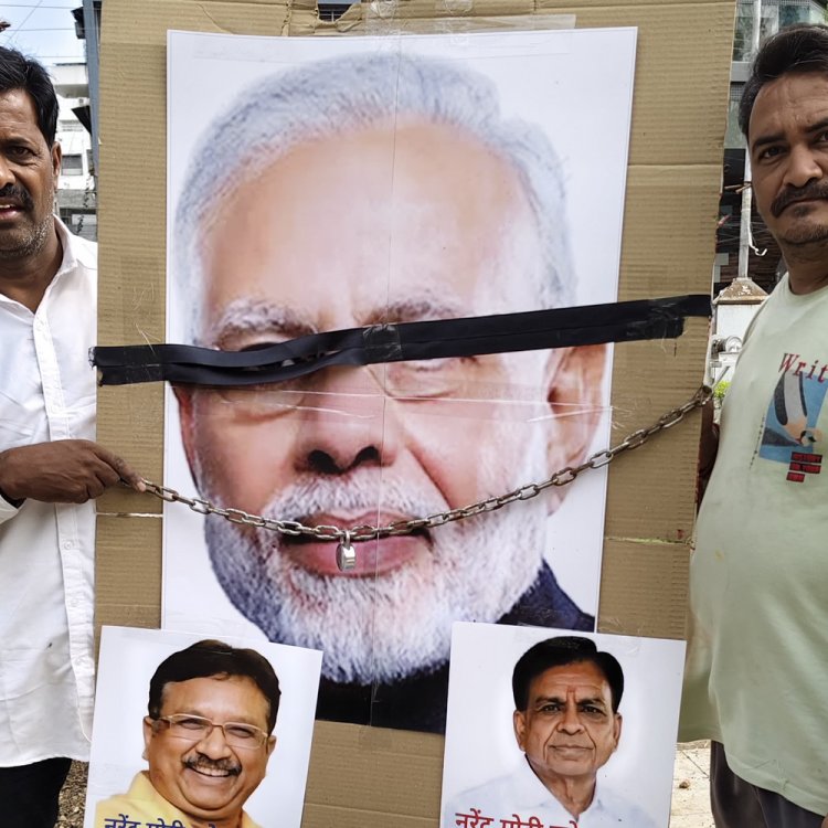 इंदौर में पीएम मोदी की आंख में बांधी काली पट्‌टी:कांग्रेस ने किया शाह और देवड़ा के बयान के विरोध में प्रदर्शन