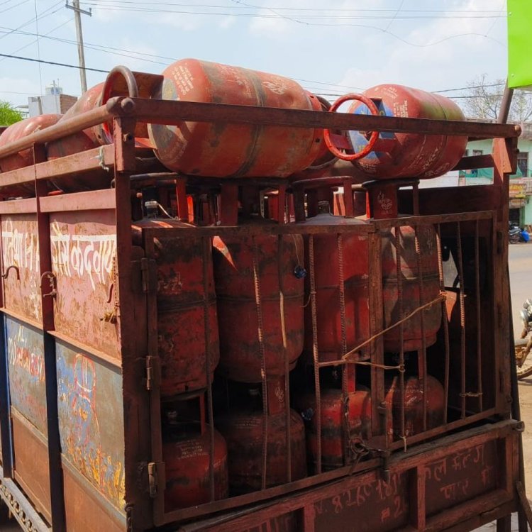 कदवाया गैस एजेंसी के अवैध भंडारण पर कार्रवाई:ईसागढ़ में थाने के सामने रखे थे 86 सिलेंडर; गाड़ी समेत जब्त