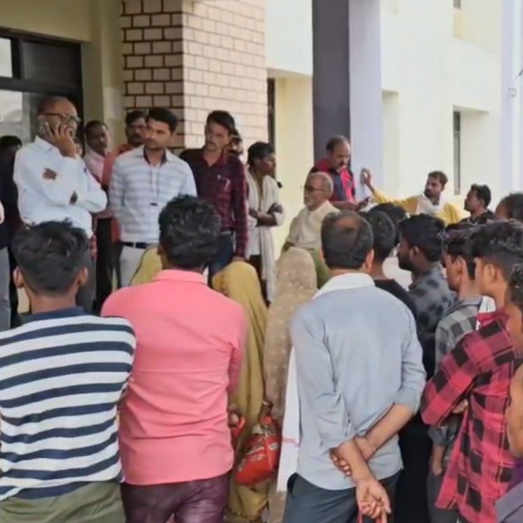 राशन दुकान संचालक पर अभद्रता करने का आरोप:हितग्राहियों ने एसडीएम को सौंपा ज्ञापन, बोले-विक्रेता ने पानी में फेंकी राशन पर्ची