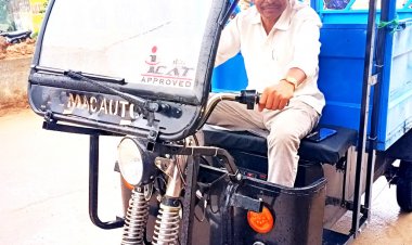 इलेक्ट्रिक ऑटो से राष्ट्रभक्ति गीत सुनाते सफाई व पौधे लगाने प्रोत्साहित कर रहे पार्षद