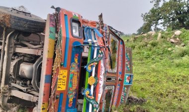 इंदौर-बैतूल नेशनल हाईवे पर 3 हादसे:चावल से भरा ट्रक पलटा, आइसर रेलिंग पर चढ़ी, बाइक सवार गिरे; कोई हताहत नहीं