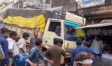 कटनी में टेक हटाते ही पीछे की तरफ चला ट्रक:होटल में जा घुसा, ड्राइवर धक्के से स्टार्ट करने की कर रहा था कोशिश