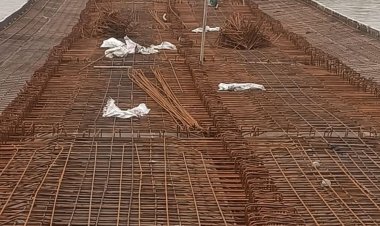 शासन के निर्देशों की अनदेखी, मजदूरों की सुरक्षा दांव पर:बारिश के बीच सिहावल-नगझर पुल पर हो रहा काम, चेतावनी के बाद नहीं हुआ काम बंद