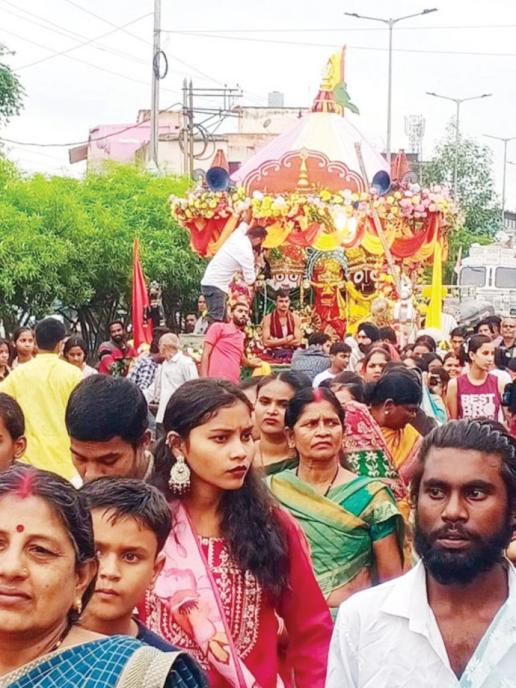 मौसी के घर से लौटे महाप्रभु जगन्नाथ, रथ खींचने श्रद्धालुओं का उमड़ा सैलाब
