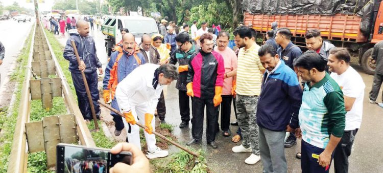 चलाया स्वच्छता अभियान, उठाया झाड़ू