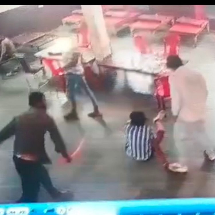 बिल मांगने पर होटल संचालक से मारपीट:होटल स्टाफ को लात-घूंसे और पाइप से पीटा, पिस्टल लहराई; ग्वालियर की वारदात CCTV में कैद
