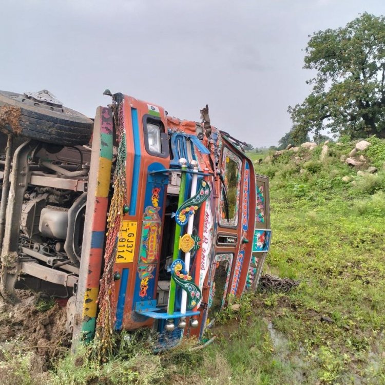 इंदौर-बैतूल नेशनल हाईवे पर 3 हादसे:चावल से भरा ट्रक पलटा, आइसर रेलिंग पर चढ़ी, बाइक सवार गिरे; कोई हताहत नहीं