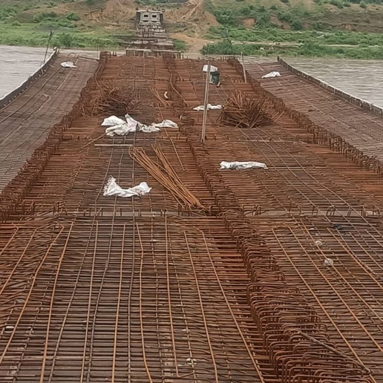 शासन के निर्देशों की अनदेखी, मजदूरों की सुरक्षा दांव पर:बारिश के बीच सिहावल-नगझर पुल पर हो रहा काम, चेतावनी के बाद नहीं हुआ काम बंद