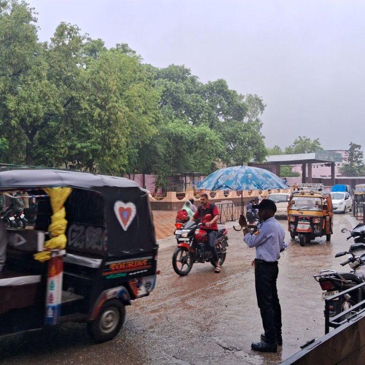 टीकमगढ़ में 24 घंटे से रुक-रुक कर बारिश जारी:बान सुजारा बांध के 3 गेट खोले गए, मोहनगढ़ में गिरा डेढ़ इंच पानी