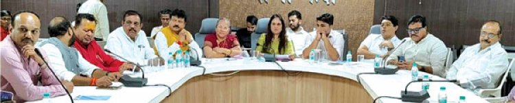 जल भराव से निपटने पूर्व महापौर सभापति से सुझाव लिया मीनल ने