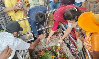 ग्वालियर के मजिस्ट्रेट महादेव मंदिर में भक्तों की भीड़:आज सावन का आखिरी सोमवार; श्रद्धालुओं ने किया पूजन, बर्फ के शिवलिंग भी बनाए