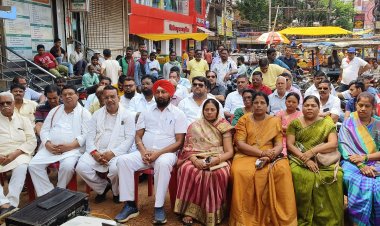 चुनाव आयोग पर राहुल के वोटों की चोरी के आरोप का प्रोजेक्टर में कांग्रेस ने किया प्रसारण