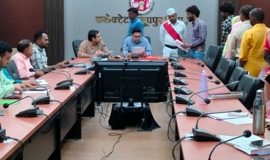 कलेक्टर ने जनसुनवाई में सुनी लोगों की समस्याएं:अनूपपुर में 52 आवेदनों पर कार्रवाई के निर्देश, भूमि और जाति प्रमाण पत्र समेत कई मुद्दे उठे