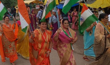 भारत माता की झांकी के साथ व्यापारियों ने की पुष्पवर्षा:मैहर में तिरंगा यात्रा का हुआ जोरदार स्वागत, मिठाई और नाश्ता लेकर खड़े रहे लोग