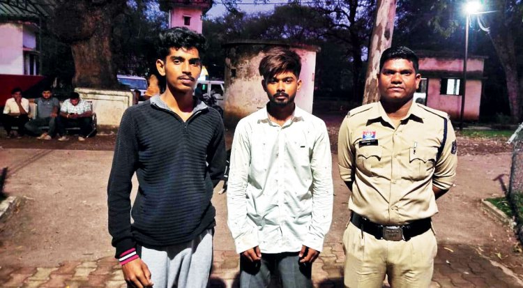 मुचलका पर रिहा के बाद देख लेने की धमकी, दो युवक गिरफ्तार