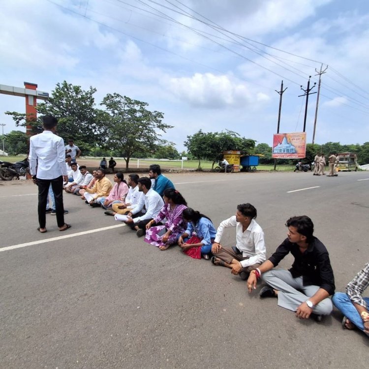 कॉलेज घोटाले पर ABVP का चक्काजाम, जांच का आश्वासन:हरसूद कॉलेज प्राचार्य पर भ्रष्टाचार के लगाए आरोप, जांच के लिए समिति बनेगी