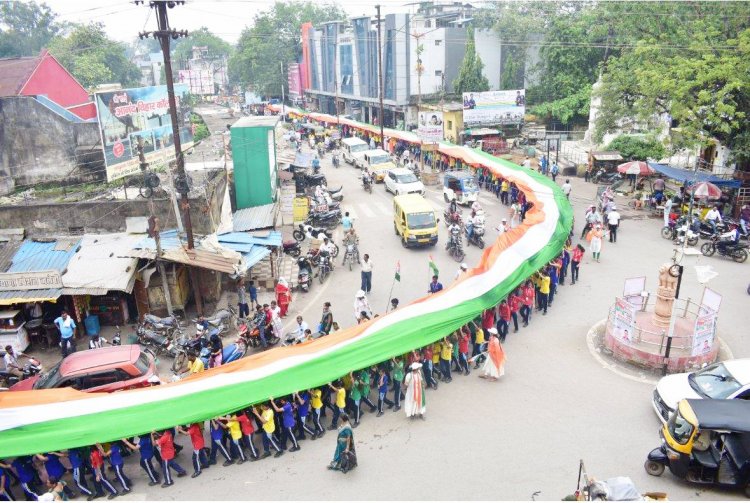 तिरंगे के रंग में रंगा रायगढ़, ढाई हजार लोगों ने लहराया तिरंगा