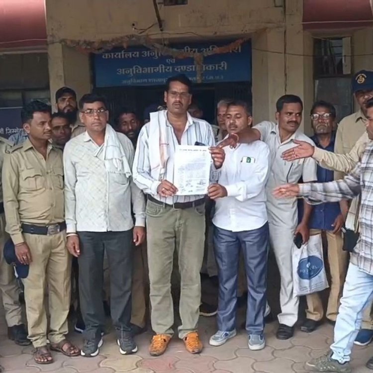 कोटवारों को नहीं मिल रहा एक लाख का अनुदान:कोटवार संघ ने शाजापुर कलेक्टर को सौंपा ज्ञापन; मानदेय बढ़ाने की मांग