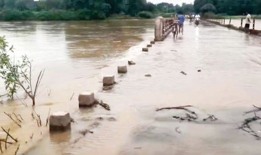 नारंगी नदी उफान पर, बनियागांव पुल के ऊपर से बह रहा पानी