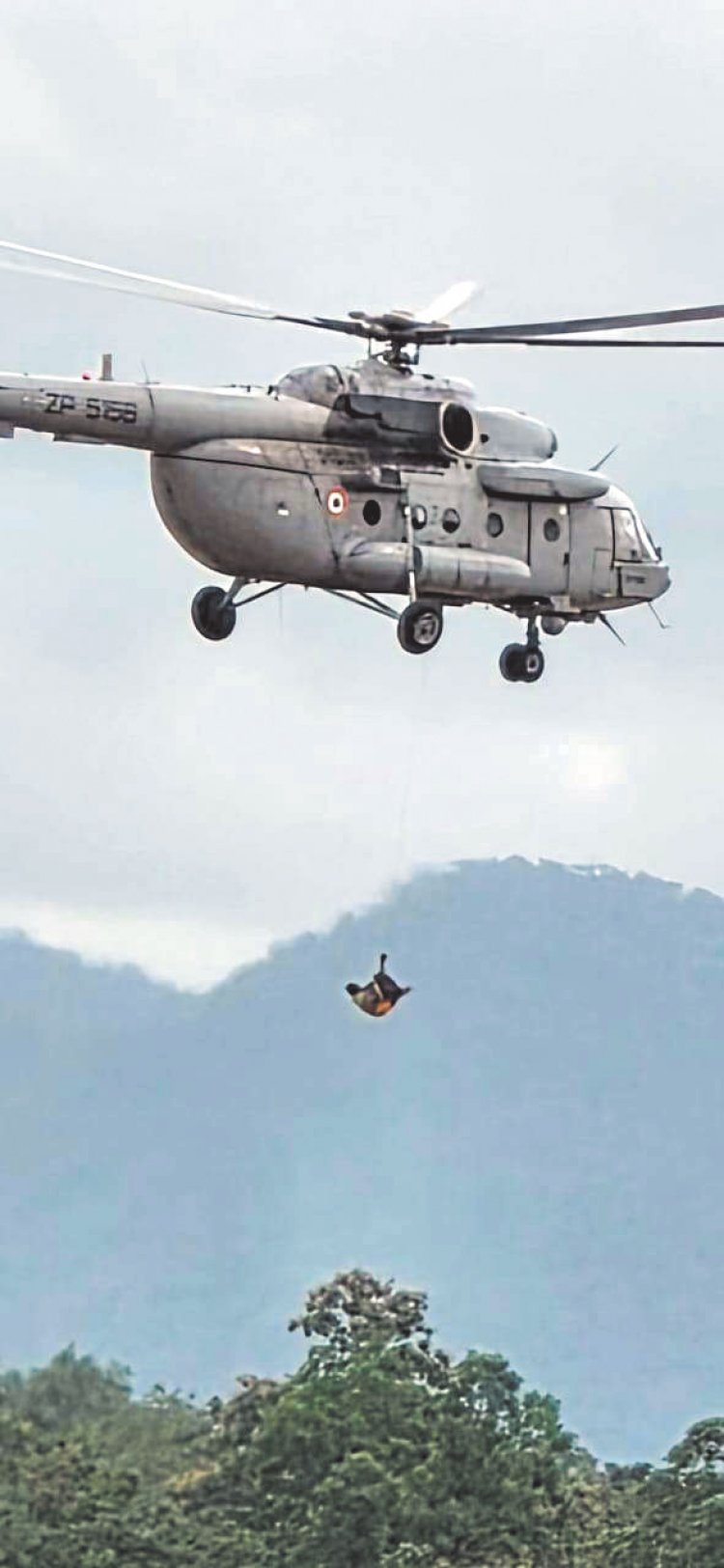 12 घंटे से शबरी नदी में फंसे ग्रामीण को वायुसेना व जिला प्रशासन ने सुरक्षित निकाला