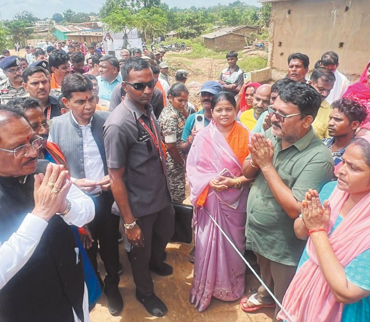 बाढ़ प्रभावितों से मिले सीएम