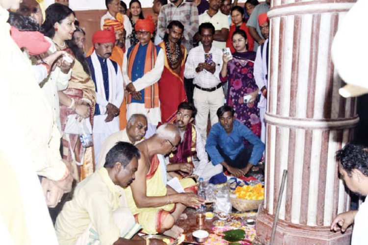 बस्तर दशहरा: डेरी गड़ाई रस्म पारंपरिक विधि-विधान से संपन्न