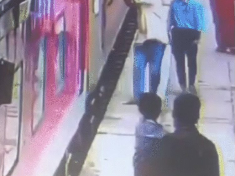 ग्वालियर में महिला-युवक ट्रेन की चपेट में आने से बचे:चलती ट्रेन से उतर रही थी महिला, युवक ने बचाने का प्रयास किया तो खुद भी फिसला