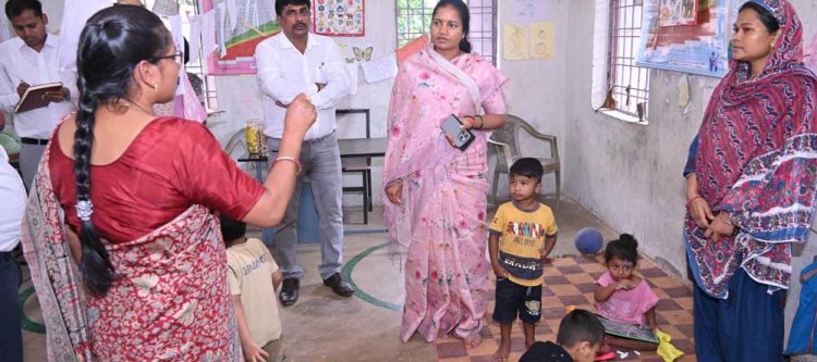 रायपुर : महिला एवं बाल विकास मंत्री श्रीमती राजवाड़े सरगुजा संभाग के दौरे पर