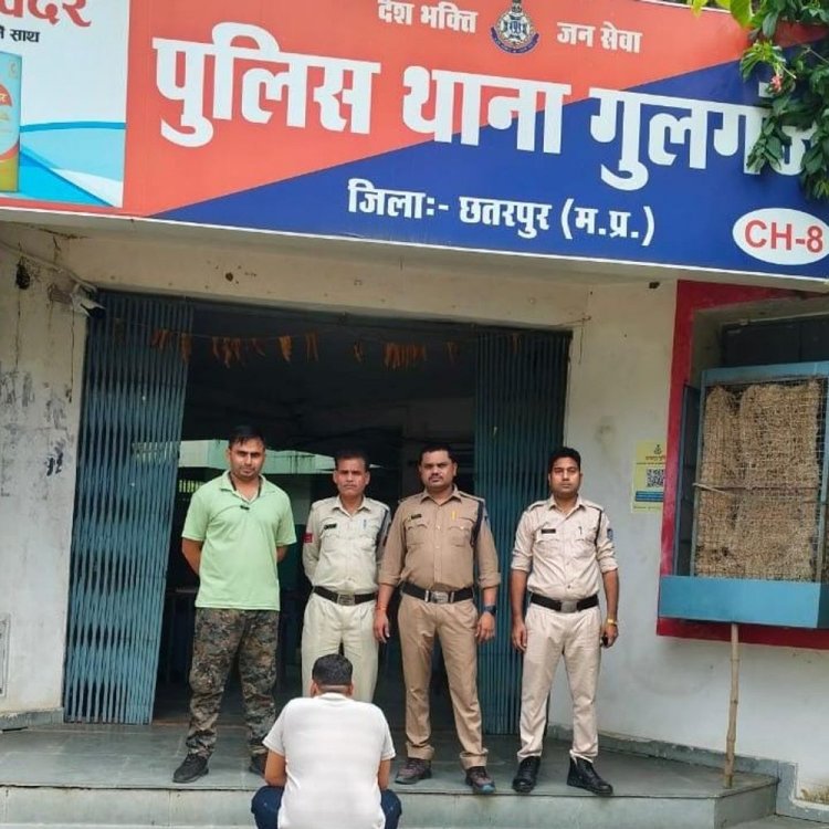 5 हजार के इनामी शराब तस्कर गिरफ्तार:छतरपुर में 51 हजार की अवैध शराब के साथ पकड़ाया, आरोपी खेत में बनी झोपड़ी से शराब बेंचते थे