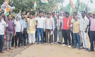 कांग्रेस ने विद्युत कार्यालय घेरा