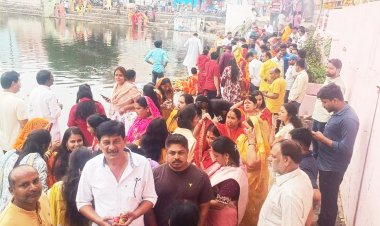 छठ पर्व में पूर्व विधायक डॉ. चोपड़ा हुए शामिल