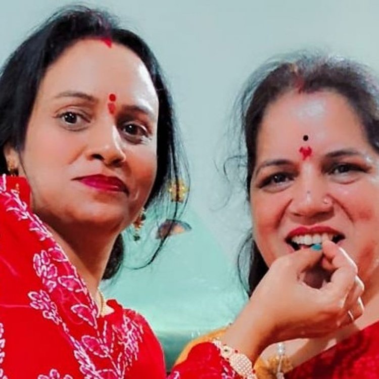 टीकमगढ़ में राष्ट्रीय परशुराम मातृशक्ति संगठन का दशहरा मिलन:पहले एक-दूसरे को खिलाए पान, भजन के बाद बांटी सुहाग सामग्री