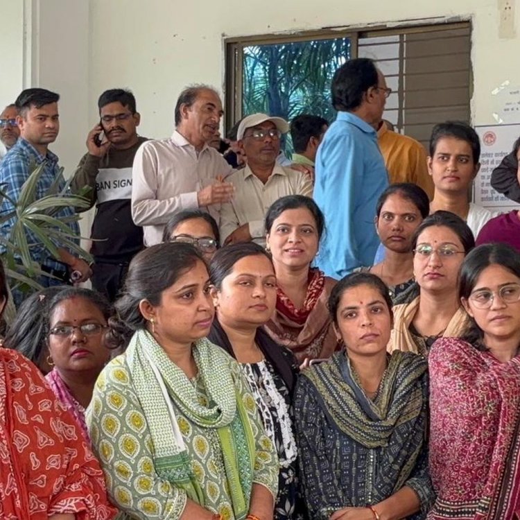 जांच करने पहुंचे पटवारी को बंधक बनाकर पीटने का आरोप:रीवा कलेक्टर से मिले सहकर्मी; आरोपियों पर FIR, गिरफ्तार होंगे