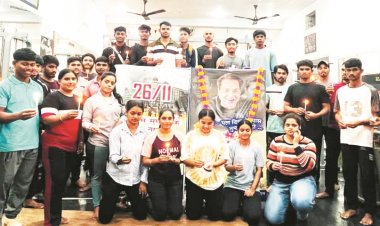 खिलाडिय़ों ने शहीदों और अभिनेता धर्मेन्द्र को दी श्रद्धांजलि