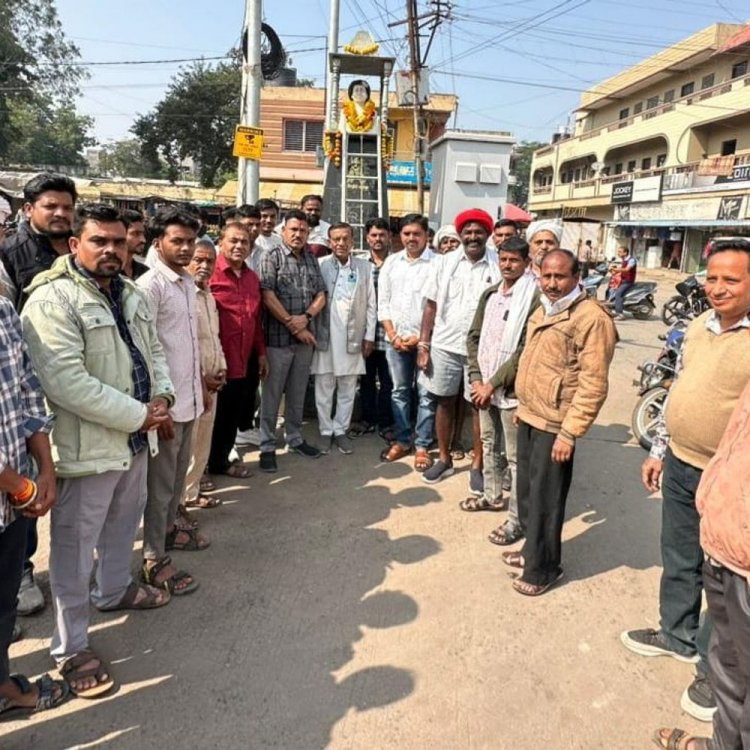 आलीराजपुर में इंदिरा गांधी की जयंती मनाई गई:इंदिरा गांधी स्मारक पर पहुंचे कांग्रेस कार्यकर्ता, पुष्प अर्पित कर दी श्रद्धांजलि