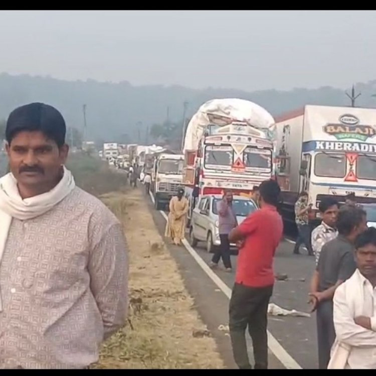 बिजली कटौती-लो वोल्टेज से किसान परेशान; चक्काजाम किया:बैतूल के चिचोली के पास इंदौर हाइवे जाम, सात दिन में सुधार की मांग