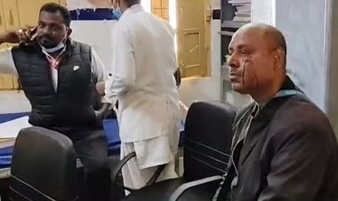 कामायनी एक्सप्रेस में कॉन्स्टेबल ने डिप्टी CTI को पीटा:मुंबई जा रहे आरक्षक ने मुक्के से मारा, गाल से खून निकला; बिना टिकट यात्रा को लेकर विवाद