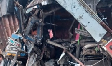 कोहरे के कारण खड़े ट्रक से टकराया तेज रफ्तार ट्रेलर:5 घंटे तक केबिन में फंसा चालक, कटर से काटकर किया रेस्क्यू