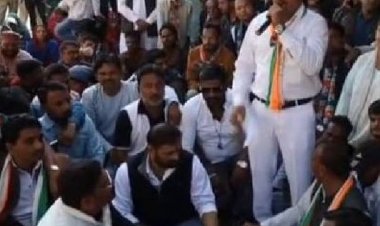 इंदौर में समस्याओं को लेकर कांग्रेस का प्रदर्शन:मास्टर प्लान, सड़क और मेट्रो का काम एक साथ चलने से परेशानी, घरों में आ रहा गंदा पानी