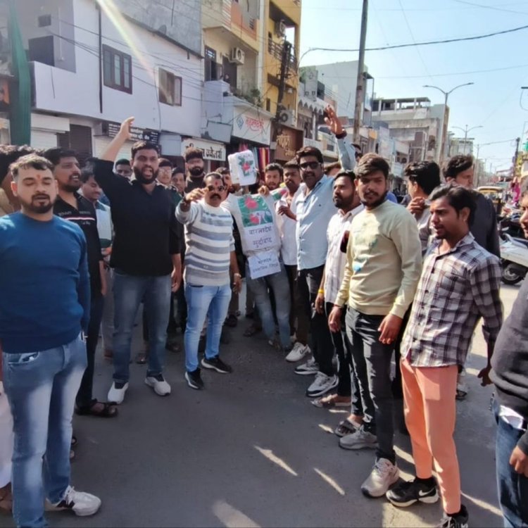 बांग्लादेश के विरोध में सड़कों पर उतरे हिंदू संगठन:पुतले को पहनाई जूतों की माला, फिर लगा दी आग; बोले- अत्याचार बर्दाश्त नहीं करेंगे