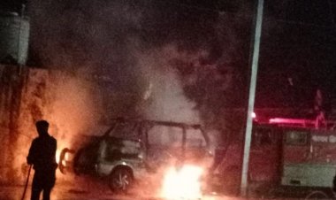 रायसेन में वैन में रखा गैस सिलेंडर फटा:धमाके से गाड़ी के परखच्चे उड़े; आग बुझाने में मालिक झुलसा, 2 सिलेंडर रखे थे