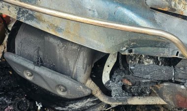 छिंदवाड़ा में घर में खड़ी एक्टिवा को लगाई आग:छोटी बाजार में देर रात वारदात; बिजली मीटर जला, शॉर्ट सर्किट से पूरे इलाके की बत्ती गुल